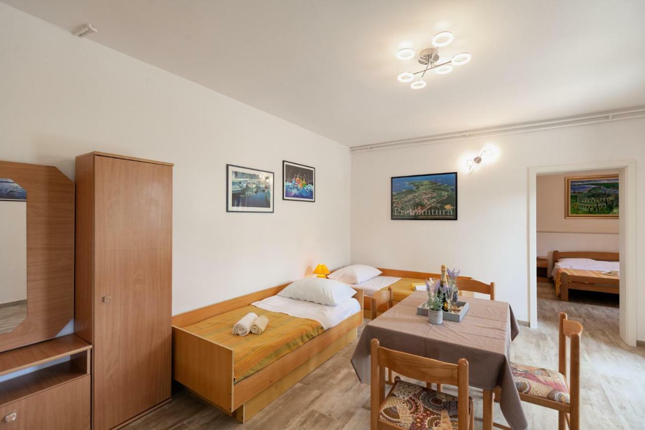 Apartment Ema Premantura Eksteriør bilde