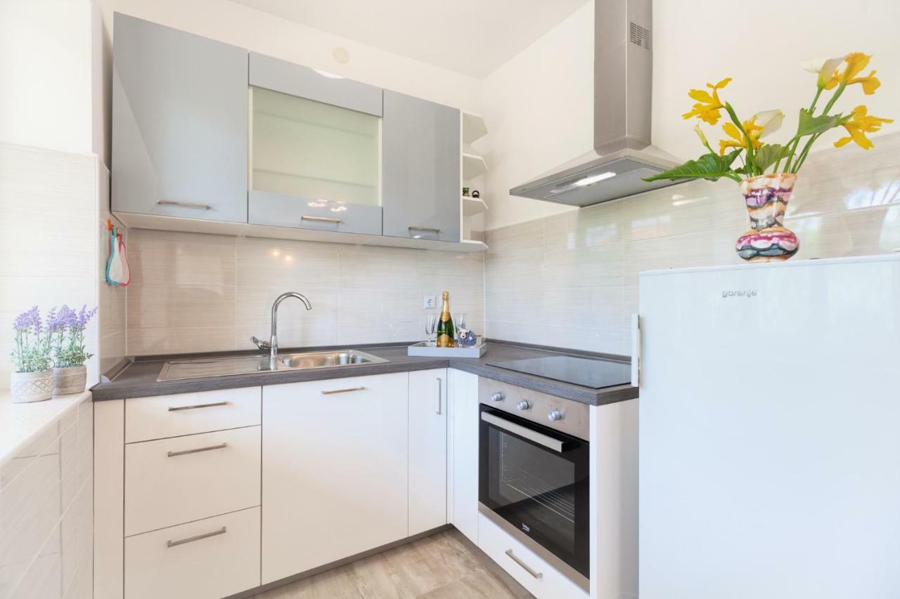Apartment Ema Premantura Eksteriør bilde