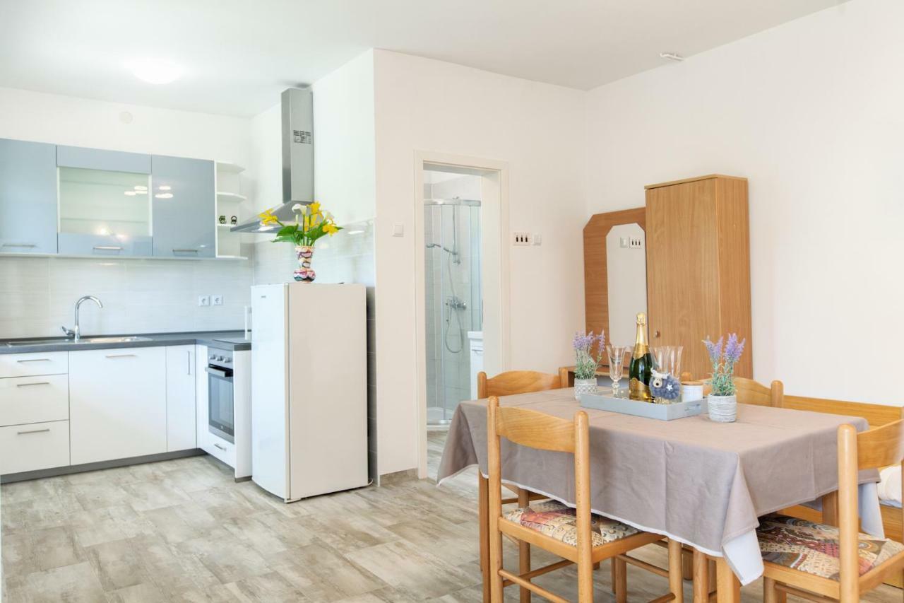 Apartment Ema Premantura Eksteriør bilde